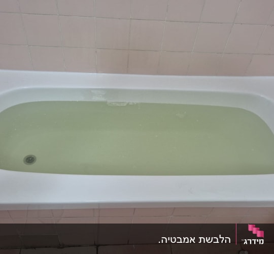 אמבטיה עם מים ודפנות קרמיקה
